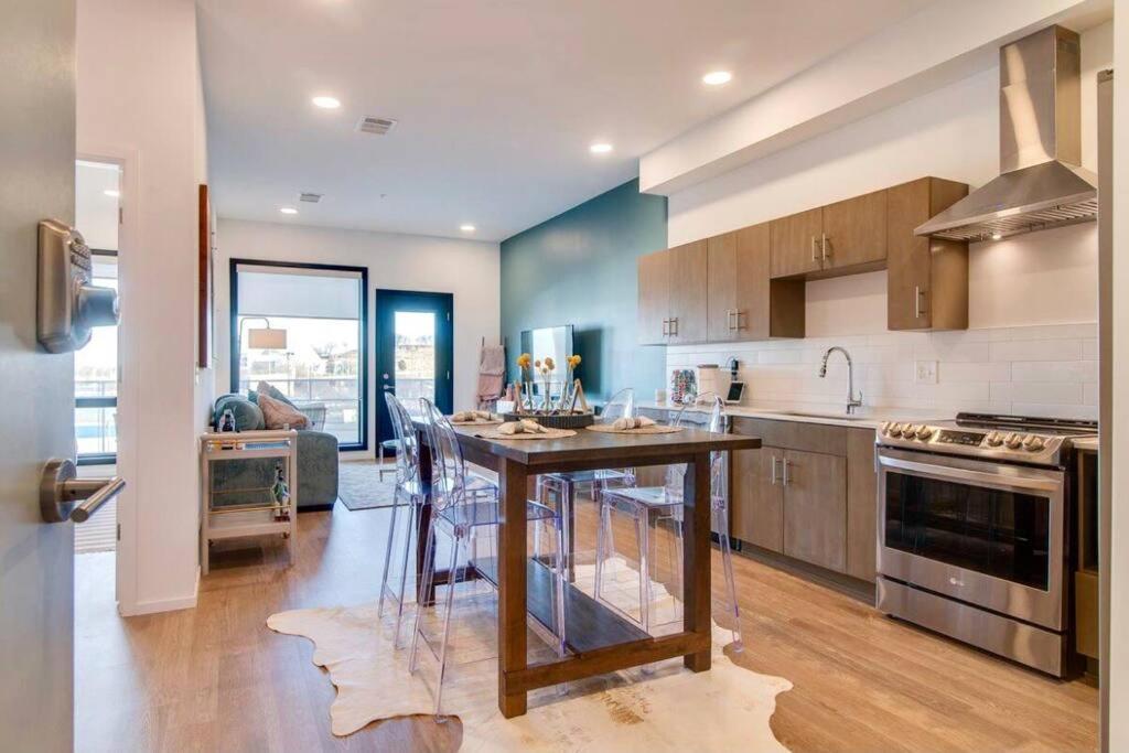 Stylish Downtown Condo W/ Pool & Parking Nashville Exterior photo