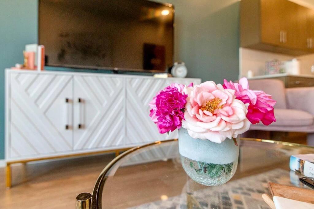 Stylish Downtown Condo W/ Pool & Parking Nashville Exterior photo