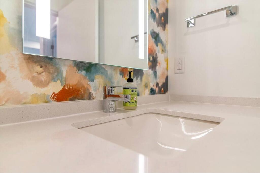 Stylish Downtown Condo W/ Pool & Parking Nashville Exterior photo