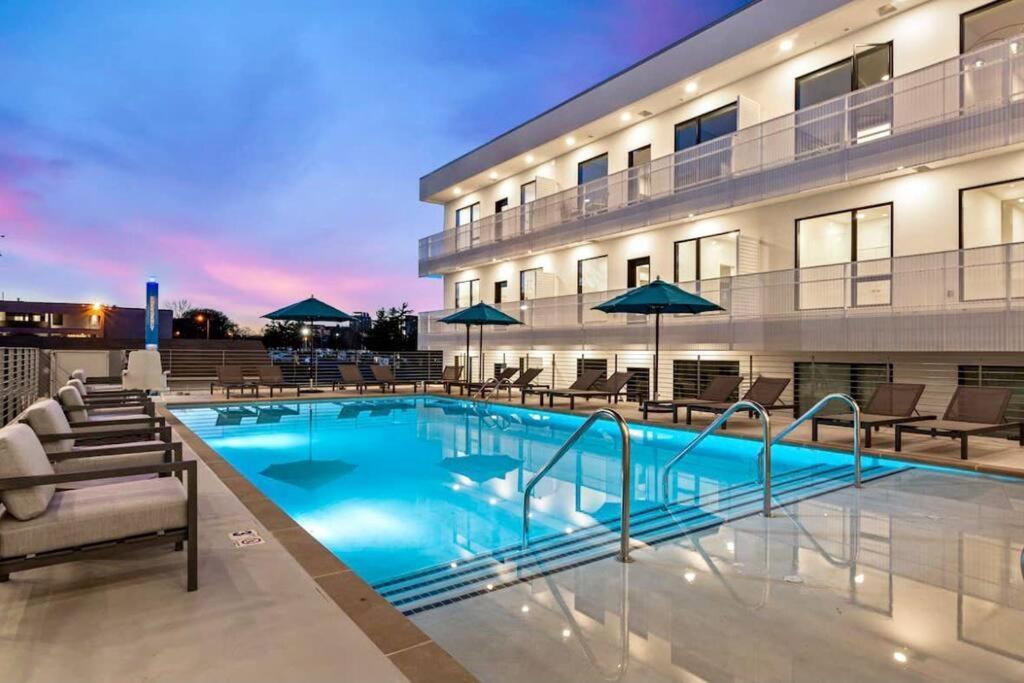 Stylish Downtown Condo W/ Pool & Parking Nashville Exterior photo