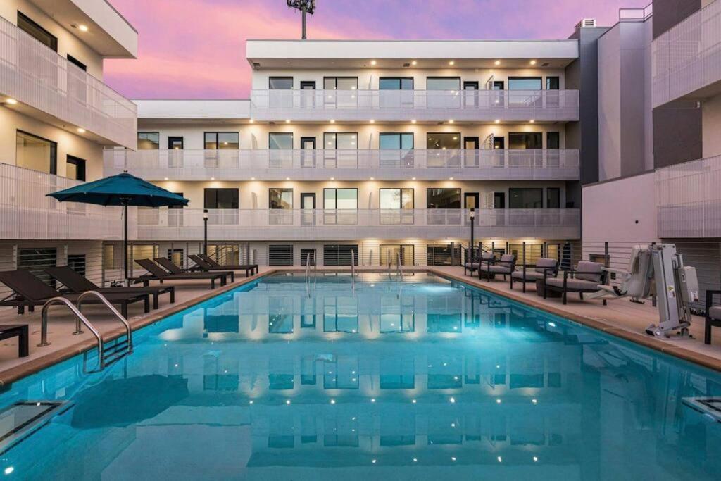 Stylish Downtown Condo W/ Pool & Parking Nashville Exterior photo