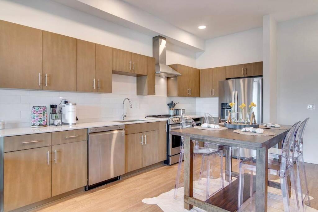 Stylish Downtown Condo W/ Pool & Parking Nashville Exterior photo
