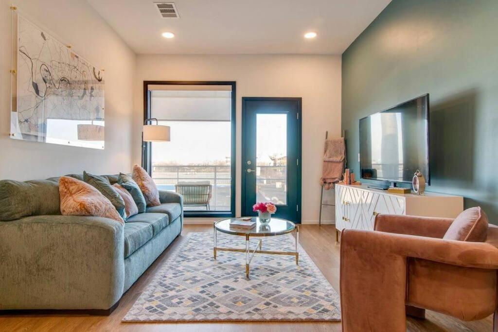 Stylish Downtown Condo W/ Pool & Parking Nashville Exterior photo